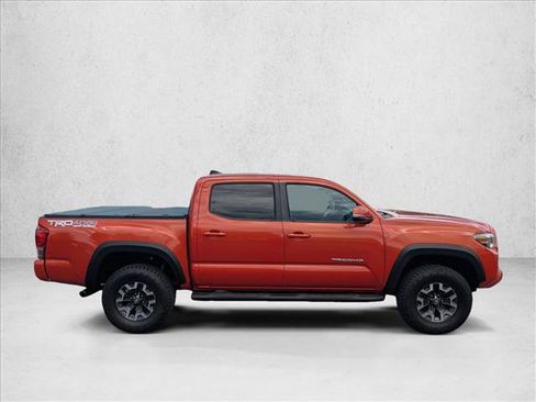 Used 2017 Toyota Tacoma TRD Off-Road w/ Premium & Technology Package AWD/4WD image 4
