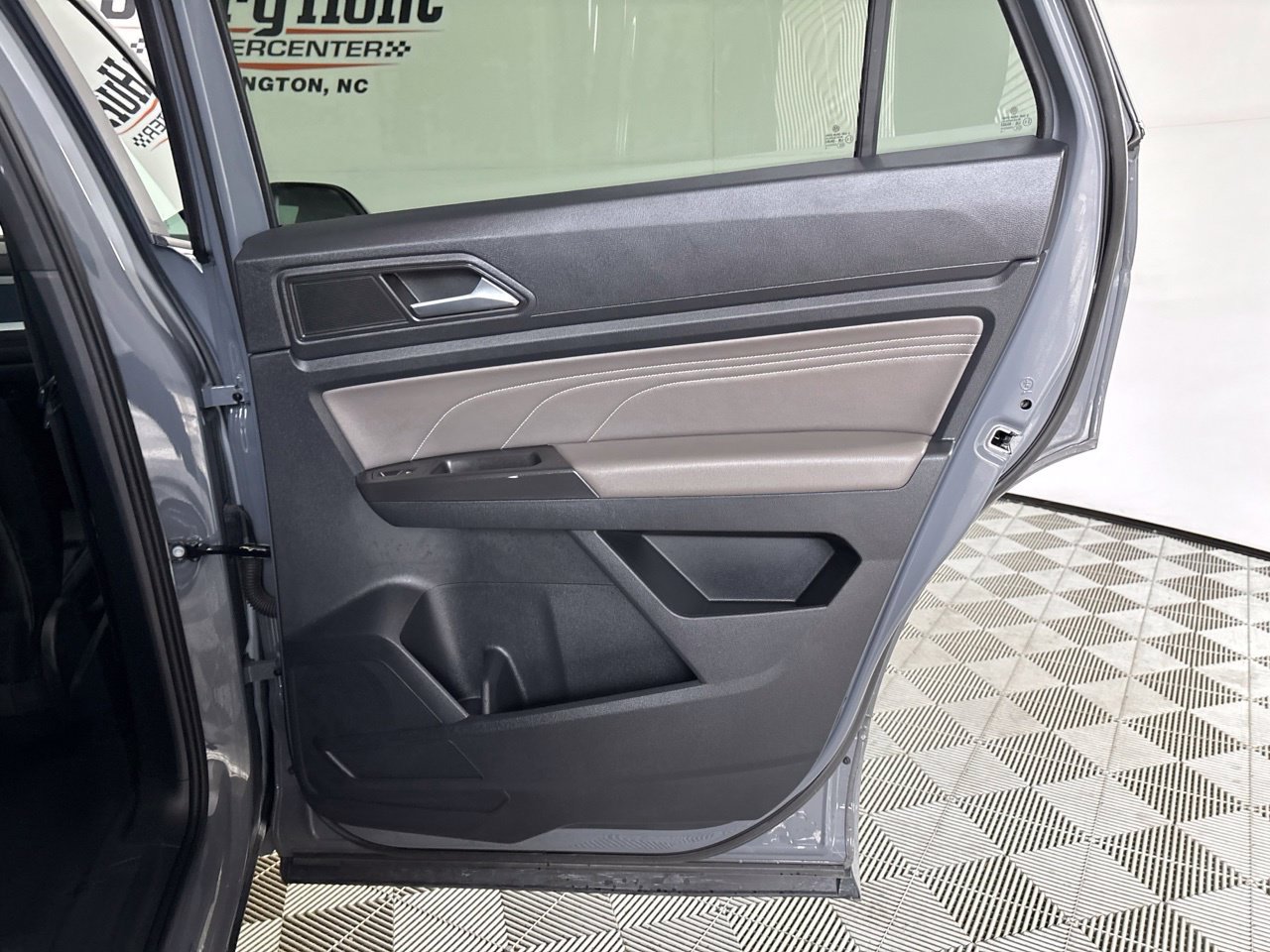 Used 2023 Volkswagen Atlas Cross Sport SEL R-Line AWD/4WD image 27