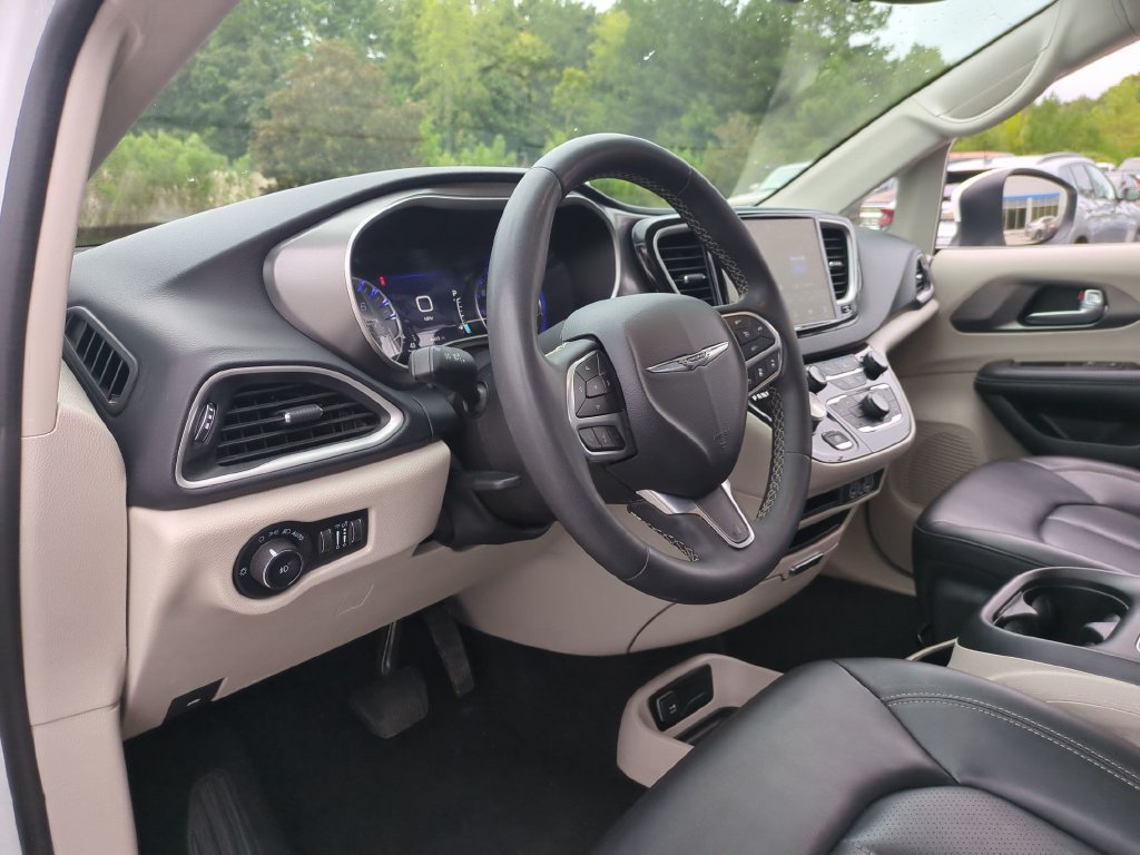 Used 2023 Chrysler Pacifica Touring-L FWD image 16