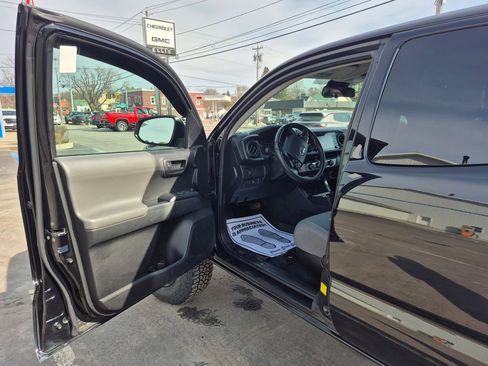 Used 2022 Toyota Tacoma SR image 9