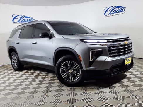 Used 2024 Chevrolet Traverse LT image 1