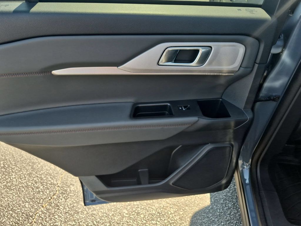 Used 2025 Ford Explorer Active RWD image 25