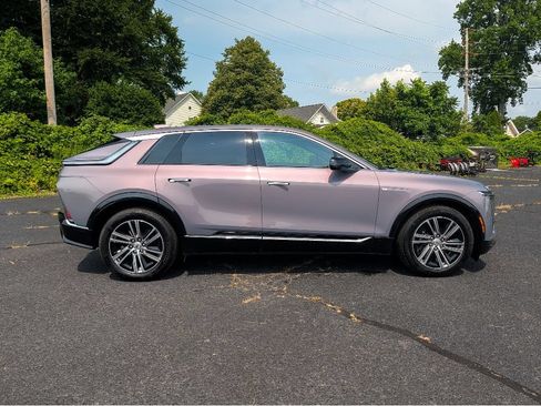 Used 2024 Cadillac Lyriq Luxury AWD/4WD image 4