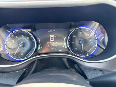 Used 2023 Chrysler Pacifica Touring-L FWD image 13