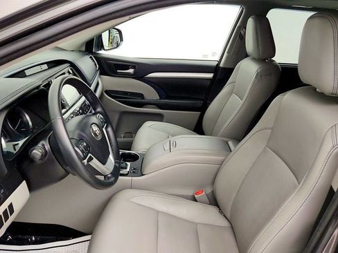 Used 2018 Toyota Highlander XLE AWD/4WD image 19