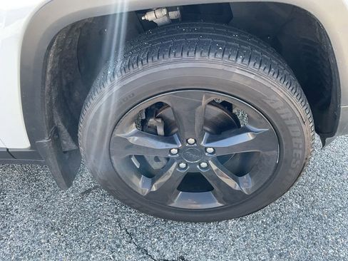 Used 2023 Jeep Grand Cherokee Altitude image 11