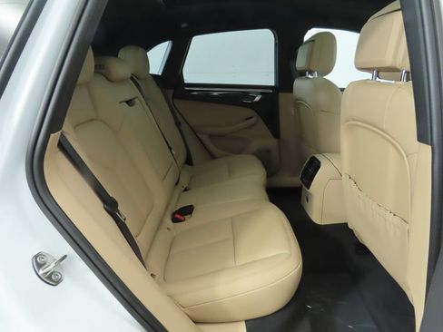 Certified 2025 Porsche Macan AWD/4WD image 25