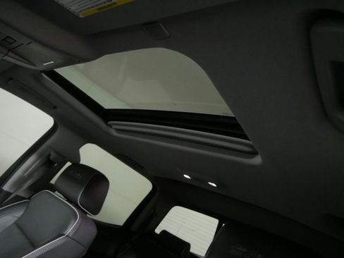 Used 2018 Chevrolet Silverado 1500 High Country image 20