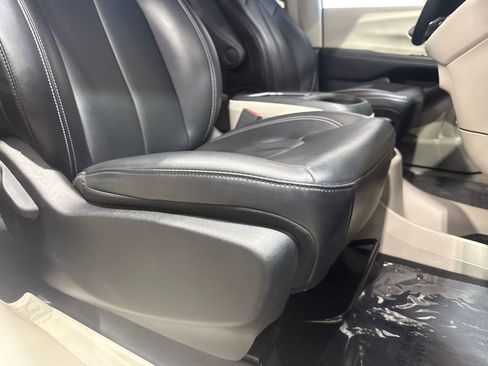 Used 2023 Chrysler Pacifica Touring-L FWD image 95