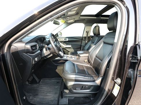 Used 2021 Ford Explorer XLT w/ Equipment Group 202A AWD/4WD image 12