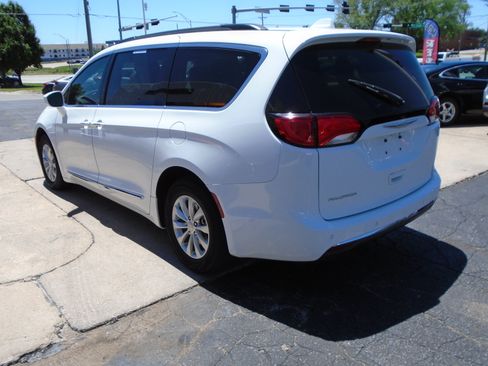 Used 2017 Chrysler Pacifica Touring-L FWD image 4