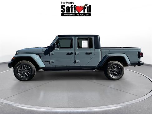 Used 2025 Jeep Gladiator Sport image 4