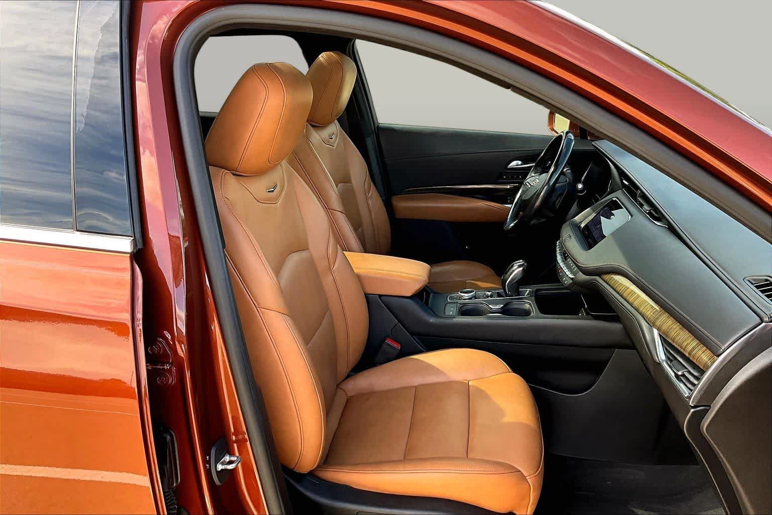 Used 2019 Cadillac XT4 Premium Luxury w/ Enhanced Visibility Package FWD image 9