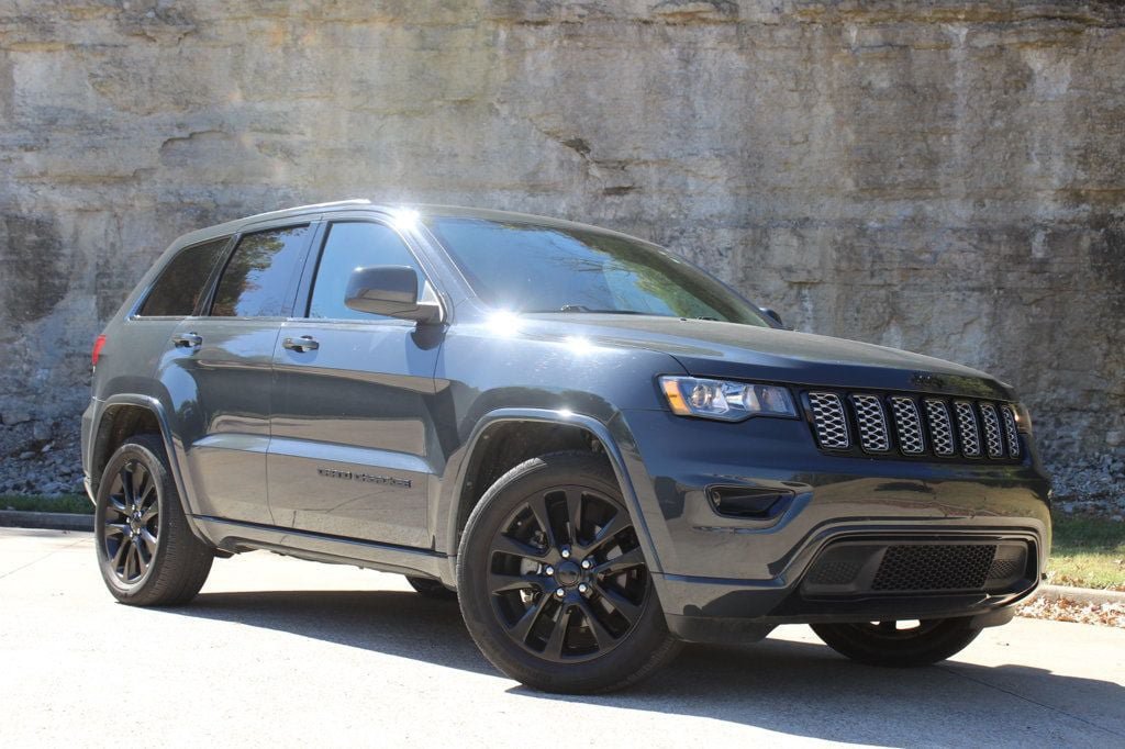 Used 2017 Jeep Grand Cherokee Altitude AWD/4WD image 2
