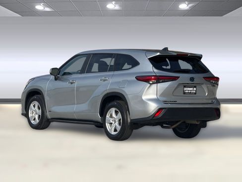 Used 2023 Toyota Highlander LE image 3