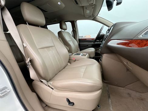 Used 2013 Chrysler Town & Country Touring-L w/ Driver Convenience Group image 21