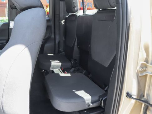 Used 2017 Toyota Tacoma TRD Sport w/ Tow Package (A/T) AWD/4WD image 19