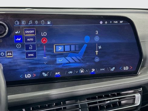 Used 2025 Chevrolet Traverse LT image 24