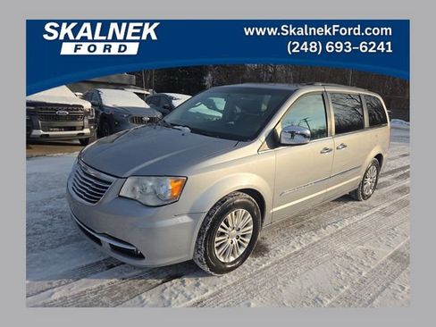 Used 2013 Chrysler Town & Country Touring-L w/ Driver Convenience Group image 1