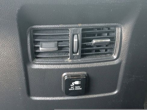 Used 2017 Nissan Titan SV image 14