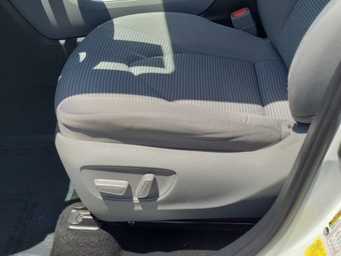 Used 2021 Toyota Highlander LE FWD image 15