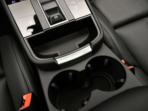 Certified 2026 Porsche Macan AWD/4WD image 34