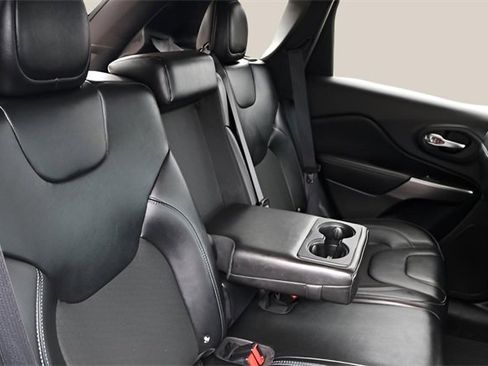 Used 2019 Jeep Cherokee Latitude Plus w/ Comfort/Convenience Group image 17