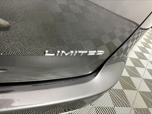 Used 2023 Chrysler Pacifica Limited FWD image 24