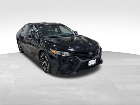 Used 2018 Toyota Camry SE w/ Moonroof Package image 3