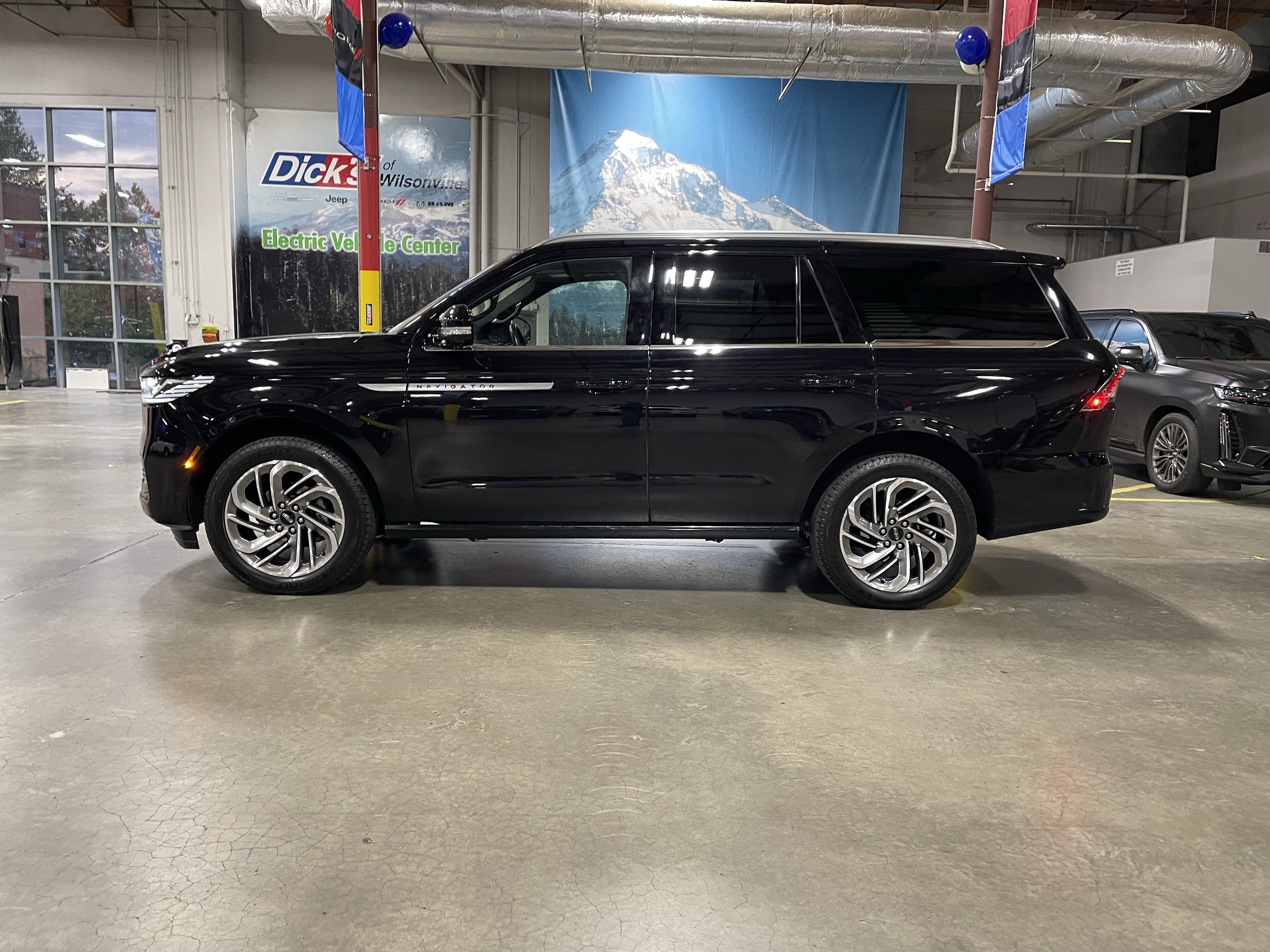 Used 2025 Lincoln Navigator Reserve AWD/4WD image 2