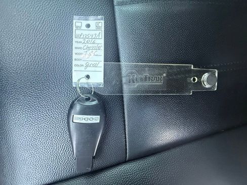 Used 2016 Chrysler Town & Country Touring w/ Driver Convenience Group image 40