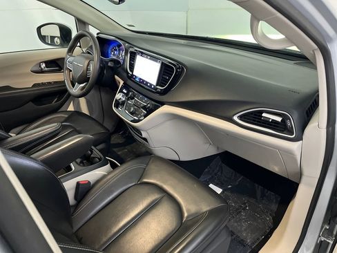 Used 2023 Chrysler Pacifica Touring-L image 41
