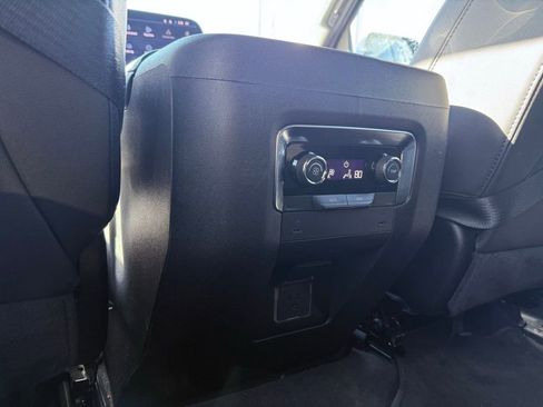 Used 2025 Chevrolet Suburban Z71 image 26