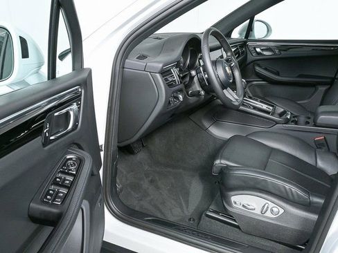 Certified 2025 Porsche Macan image 8