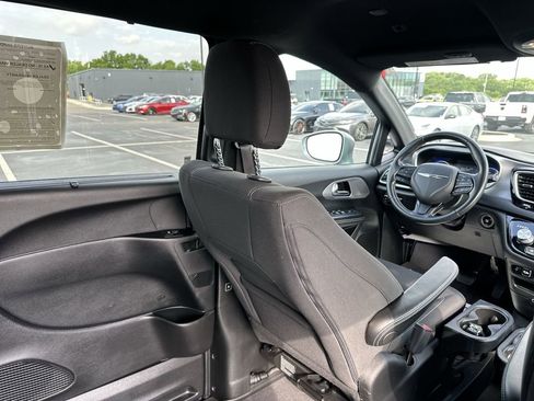 Used 2019 Chrysler Pacifica Touring Plus w/ S Appearance Package FWD image 15
