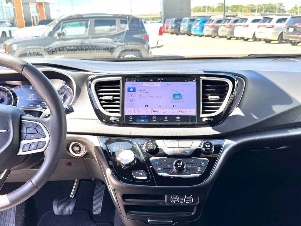Used 2025 Chrysler Pacifica Select FWD image 17
