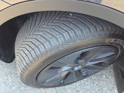 Used 2024 Tesla Model Y Long Range AWD/4WD image 19