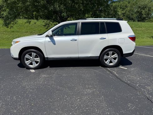 Used 2012 Toyota Highlander Limited w/ Tow Pkg FWD image 17