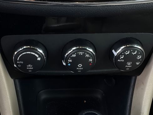 Used 2011 Chrysler 200 Touring FWD image 23