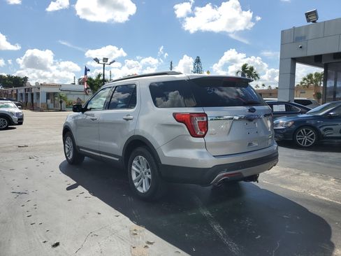Used 2017 Ford Explorer XLT w/ Equipment Group 202A image 8
