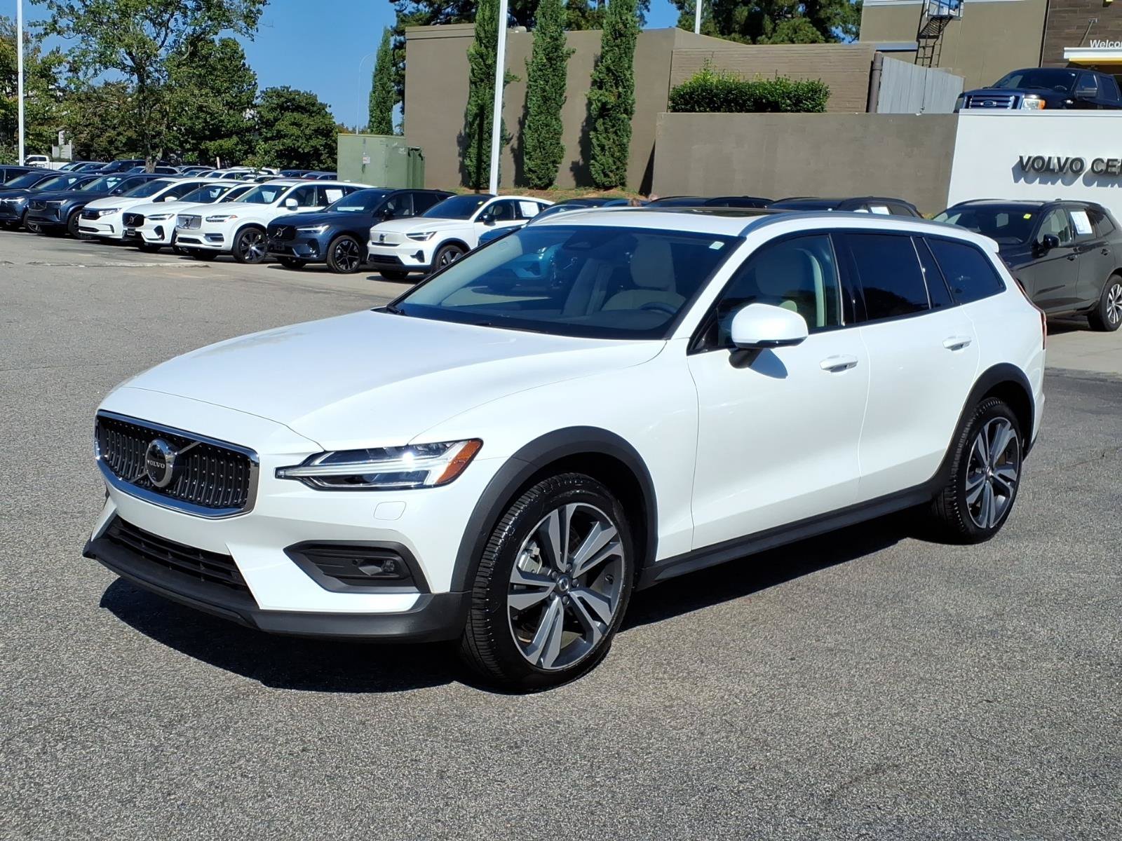 Certified 2025 Volvo V60 B5 Cross Country Plus AWD/4WD image 9