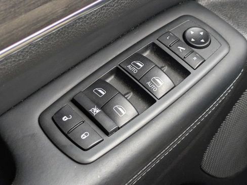 Used 2020 Jeep Grand Cherokee Overland RWD image 25
