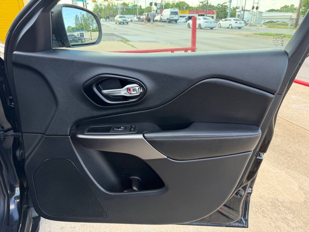 Used 2020 Jeep Cherokee Latitude Plus FWD image 16
