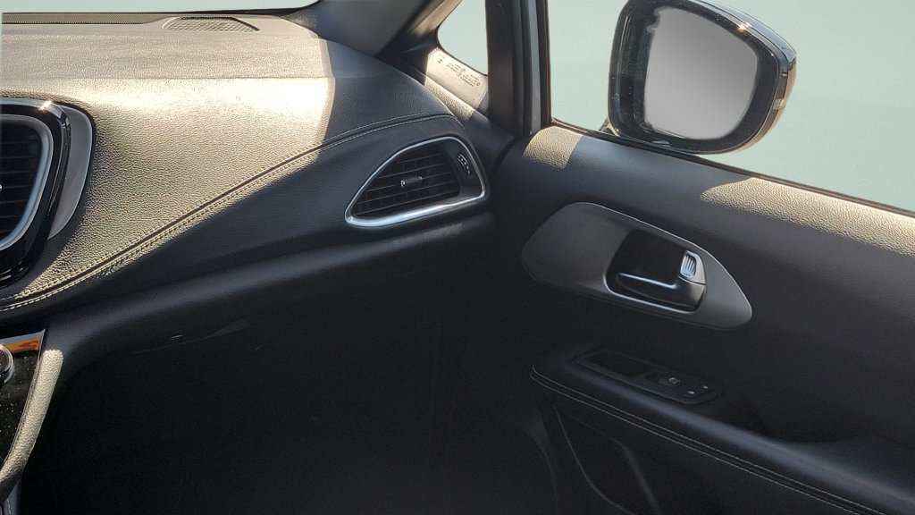 Used 2025 Chrysler Pacifica Limited FWD image 12