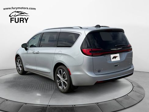 Used 2026 Chrysler Pacifica Pinnacle AWD/4WD image 6