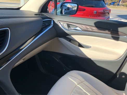 Used 2022 Buick Enclave Avenir w/ Avenir Technology Package image 22