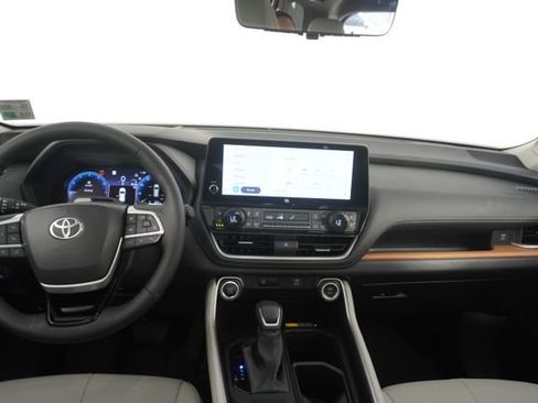 Used 2025 Toyota Grand Highlander AWD image 34