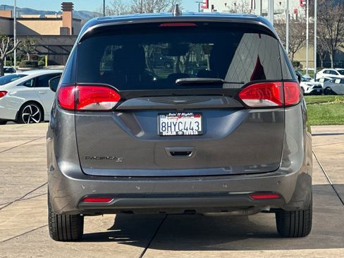 Used 2019 Chrysler Pacifica Touring Plus w/ Advanced Safetytec Group image 5