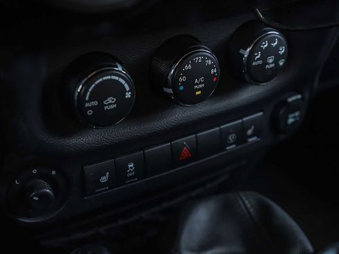 Used 2017 Jeep Wrangler Unlimited Sahara w/ Connectivity Group AWD/4WD image 20