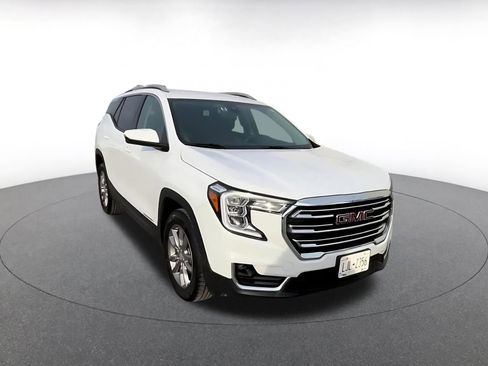 Used 2024 GMC Terrain SLT image 2